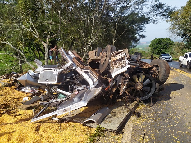 Grave acidente na SC-480 com caminhão de milho mata passageiro