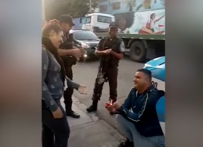 Vídeo: homem encena a sua prisão para pedir namorada em casamento