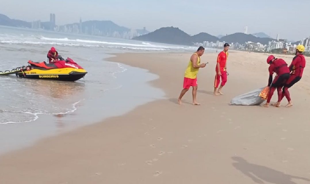 Corpo de homem é encontrado boiando com pedra amarrada em partes íntimas em praia de SC