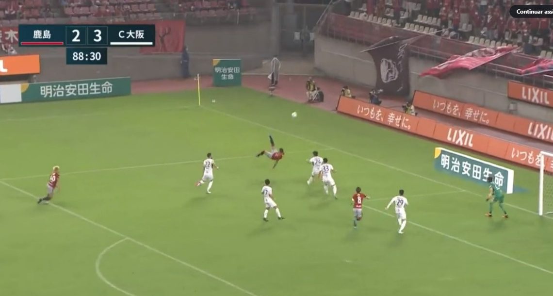 Vídeo: ex-jogador da Chapecoense marca golaço no Japão