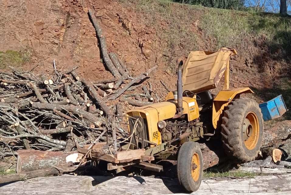 Homem fica ferido após trator tombar no interior de Quilombo