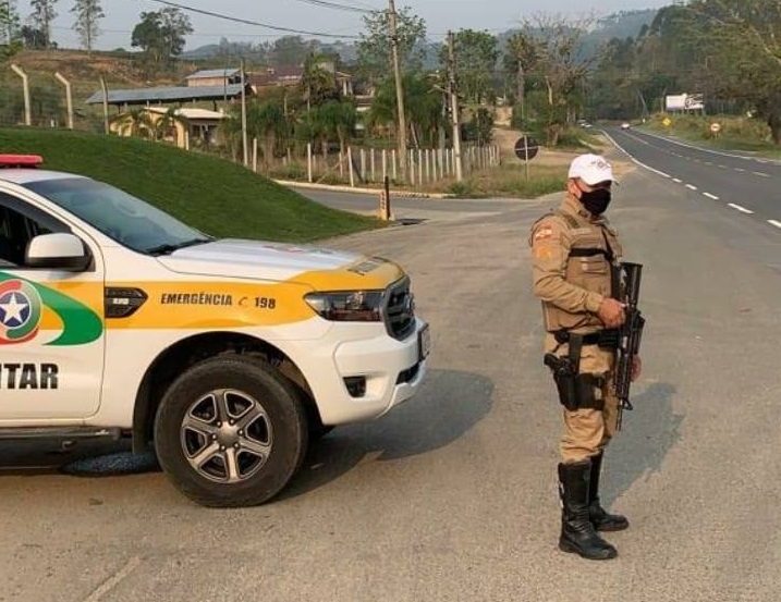 Policial rodoviário é atropelado por menor e está em estado grave em SC