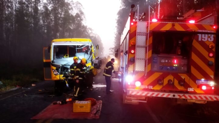 Motorista de ônibus escolar morre e mais de 20 crianças ficam feridas em acidente no Sul de SC