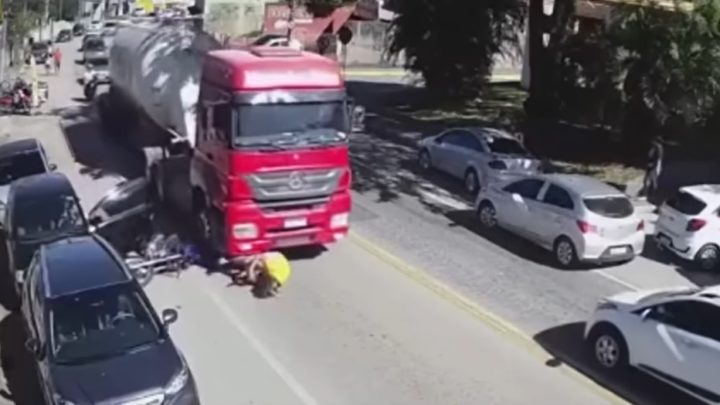 Vídeo: mulher abre porta e derruba motociclista que é atropelado por caminhão
