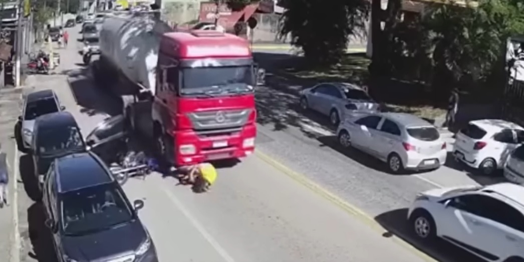 Vídeo: mulher abre porta e derruba motociclista que é atropelado por caminhão