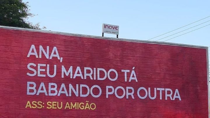 Outdoor que intriga moradores em Brusque tem seu mistério revelado