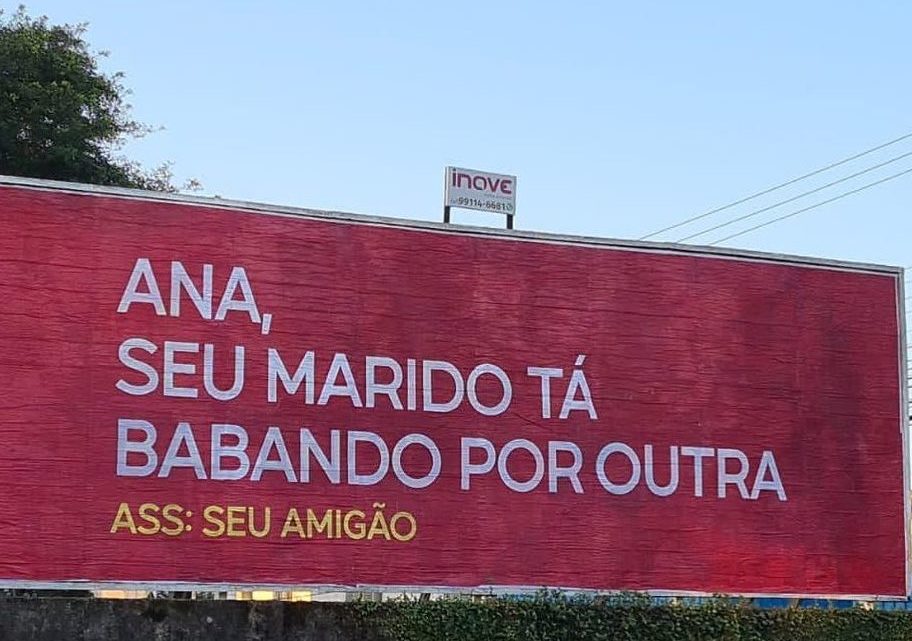 Outdoor que intriga moradores em Brusque tem seu mistério revelado