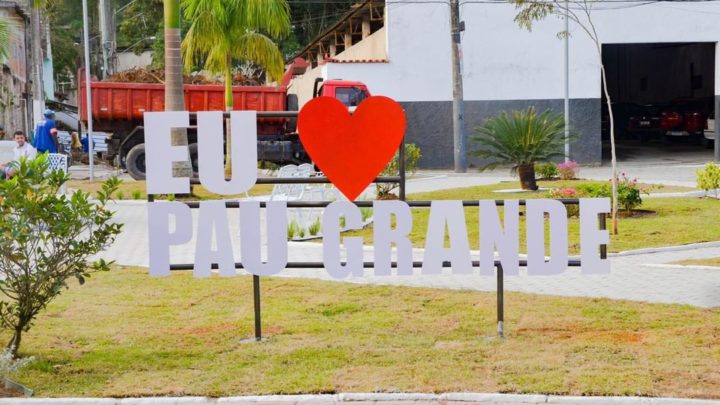 “Eu amo Pau Grande” letreiro em praça viraliza nas redes sociais; entenda