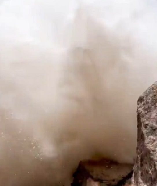 Vídeo: turista filma momento que é atingido por avalanche