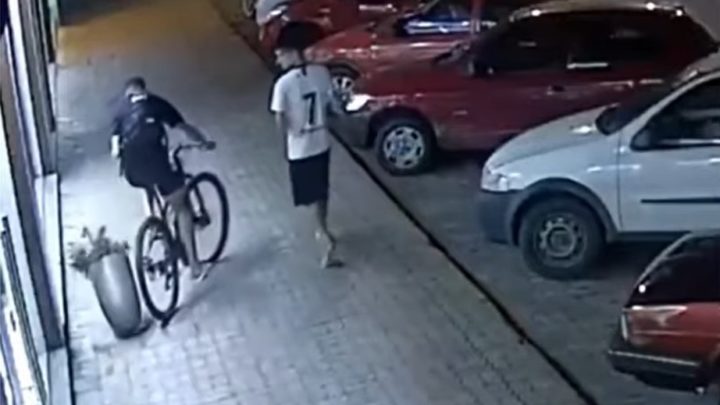 Vídeo: adolescente de bicicleta derruba vaso de flor; atitude é surpreendente
