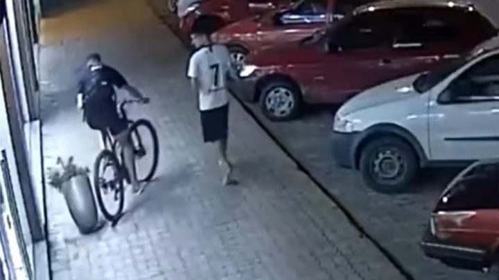 Vídeo: adolescente de bicicleta derruba vaso de flor; atitude é surpreendente