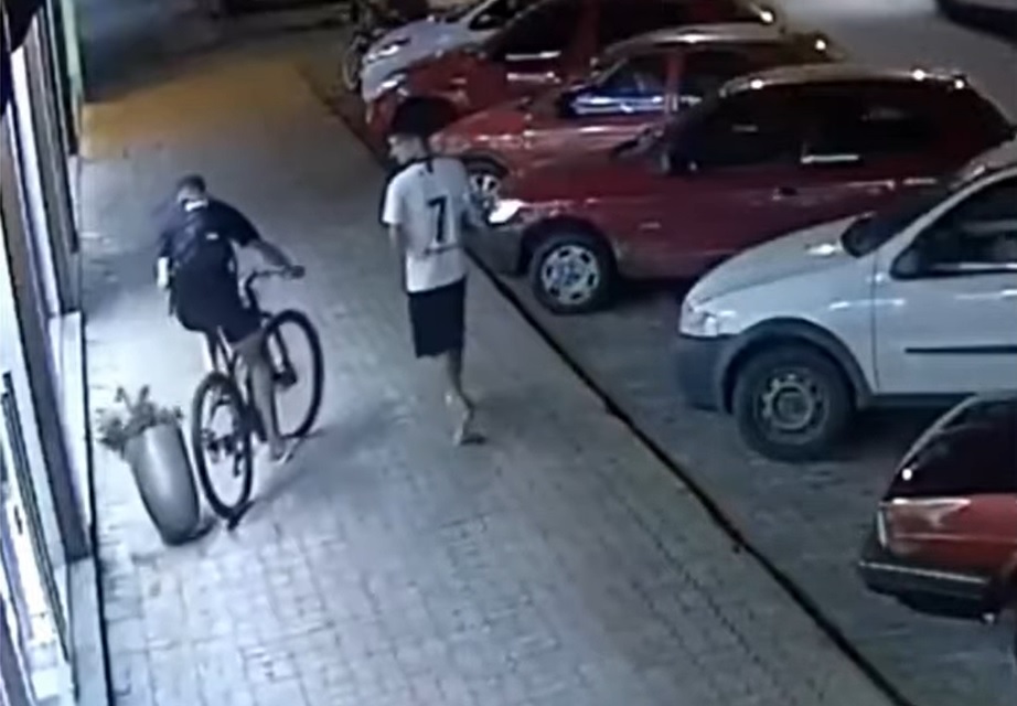 Vídeo: adolescente de bicicleta derruba vaso de flor; atitude é surpreendente