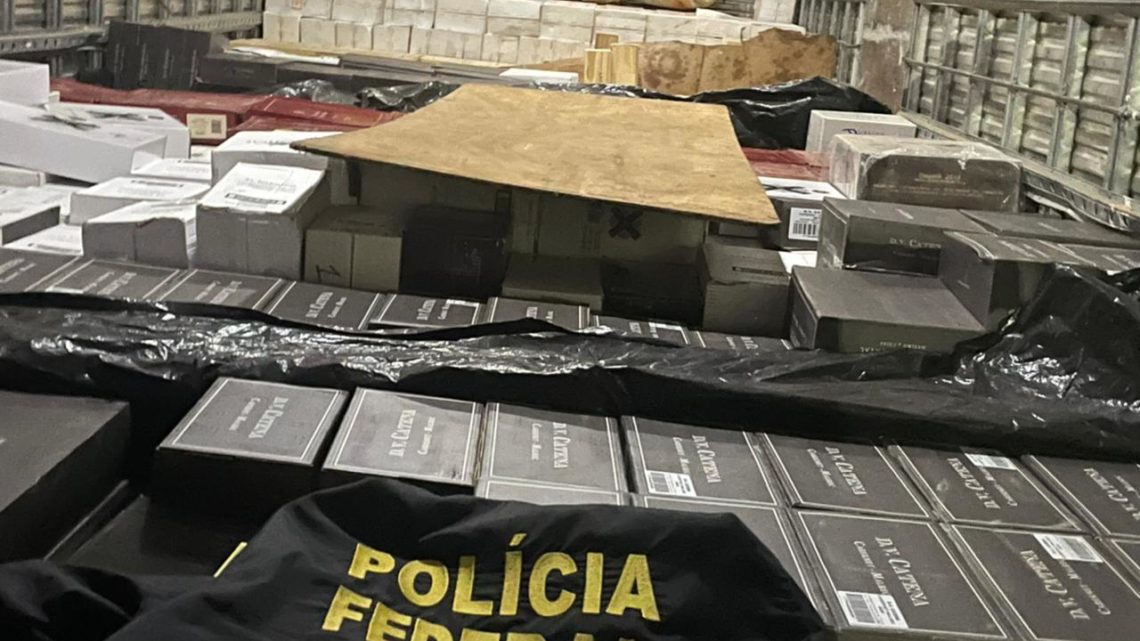 PF realiza prisão e apreende caminhão com aproximadamente mil caixas de vinhos objeto de descaminho em SC