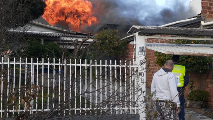 Vídeo: casa é destruída pelo fogo no bairro Maria Goreti em Chapecó