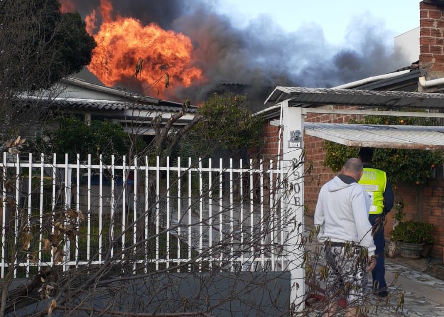 Vídeo: casa é destruída pelo fogo no bairro Maria Goreti em Chapecó