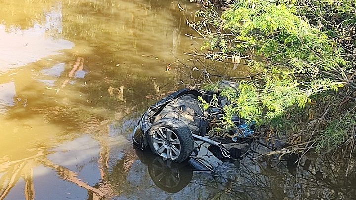 Vídeo: quatro crianças são reanimadas após veículo cair em rio em SC