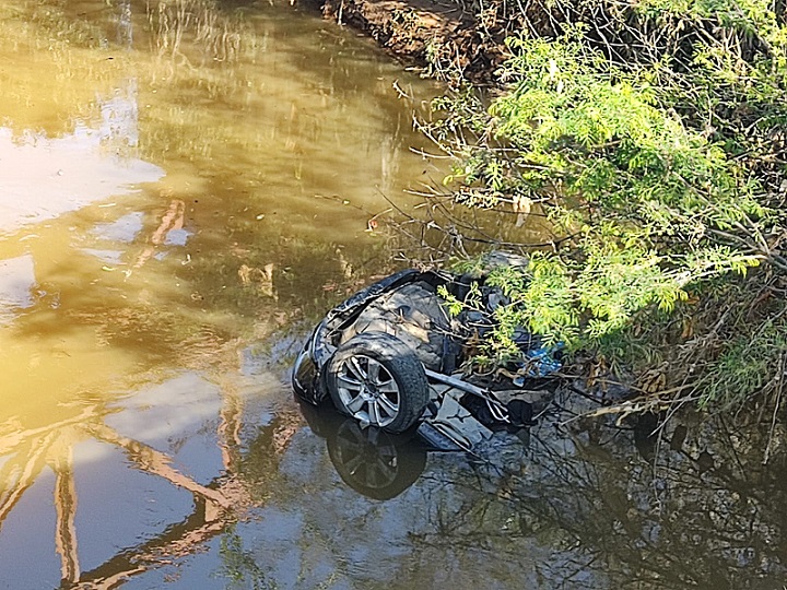 Vídeo: quatro crianças são reanimadas após veículo cair em rio em SC