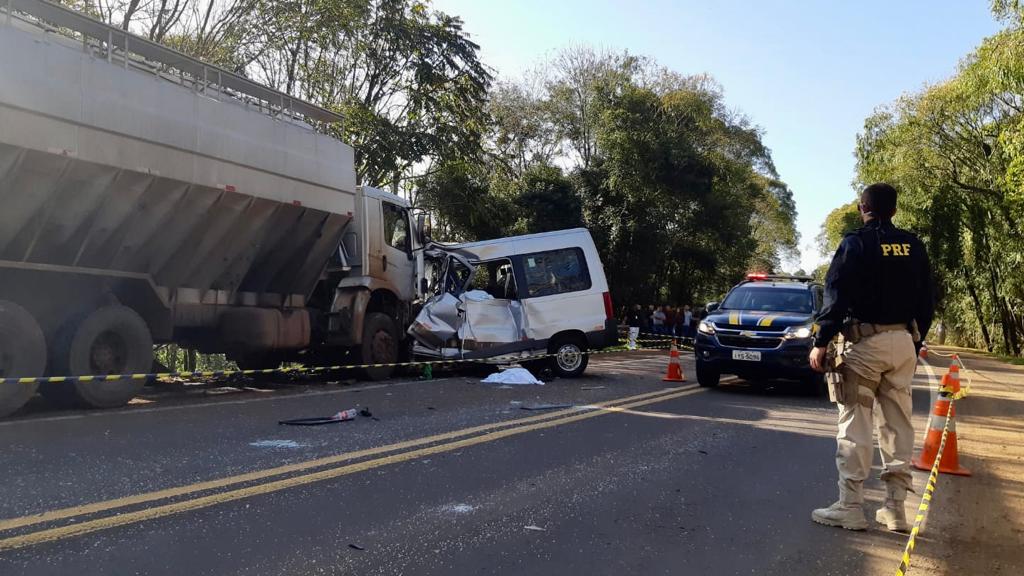 Atualização: acidente entre van e caminhão deixa 7 mortos no RS