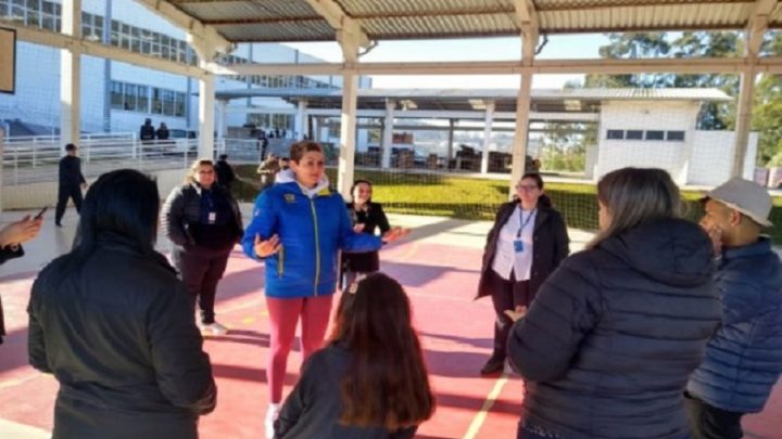 Lenda do handebol mundial conversa e se exercita com jovens acolhidos no oeste de SC
