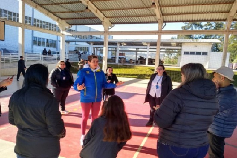 Lenda do handebol mundial conversa e se exercita com jovens acolhidos no oeste de SC