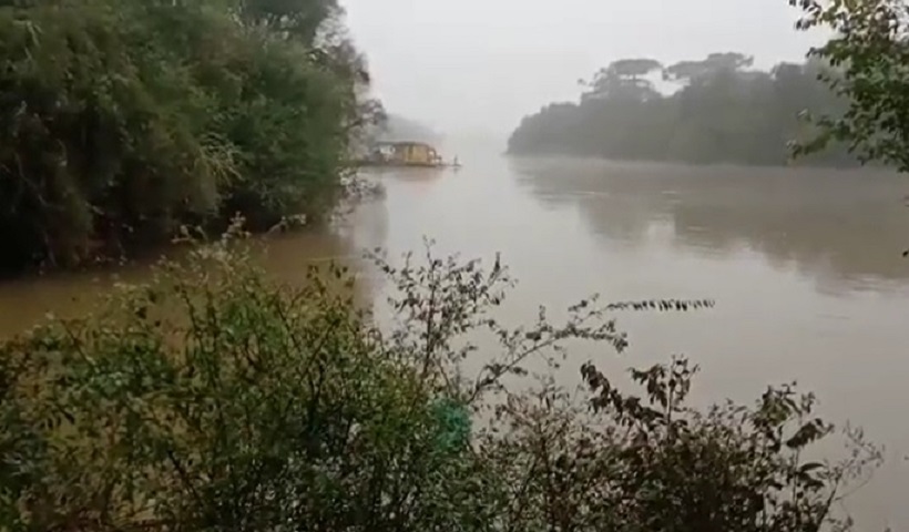 Vídeo: cabo rompe e balsa com passageiros e carro fica a deriva em SC