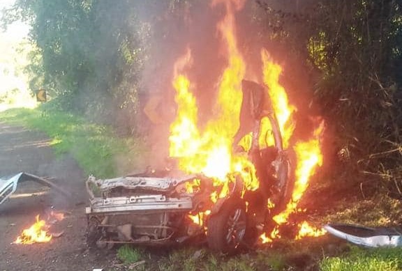 Veículo de Saudades bate de frente em caminhão, sai da pista, explode e mata quatro pessoas no RS