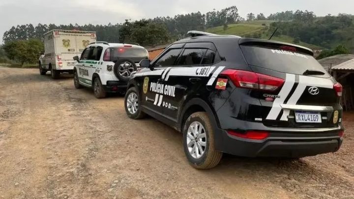 Mulher é presa suspeita de matar o filho recém-nascido em SC e jogar corpo no mato