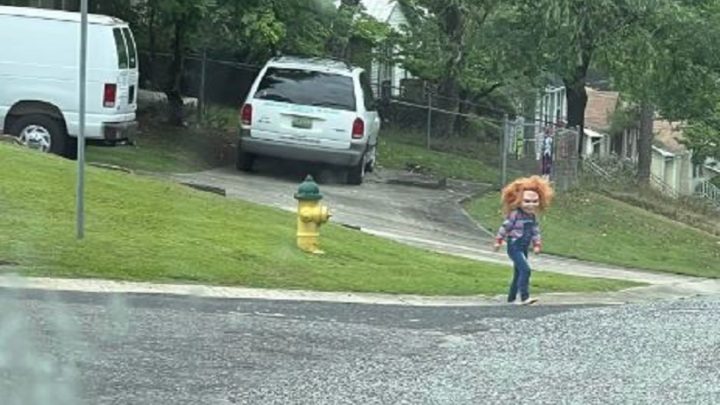 Criança vestida de Chucky assusta vizinhança