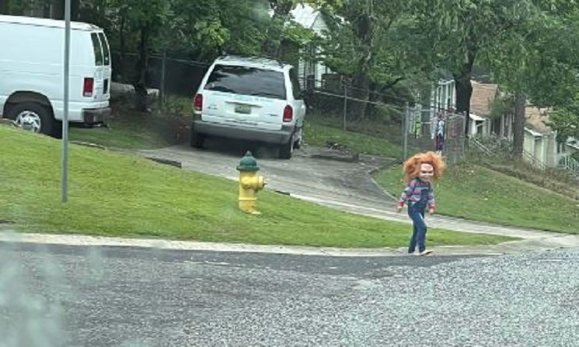 Criança vestida de Chucky assusta vizinhança
