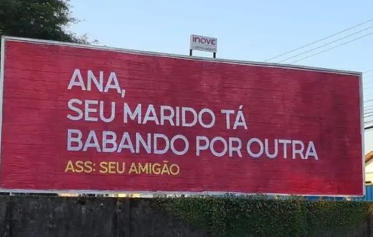 Outdoor em cidade de SC manda recado inusitado e chama atenção da população