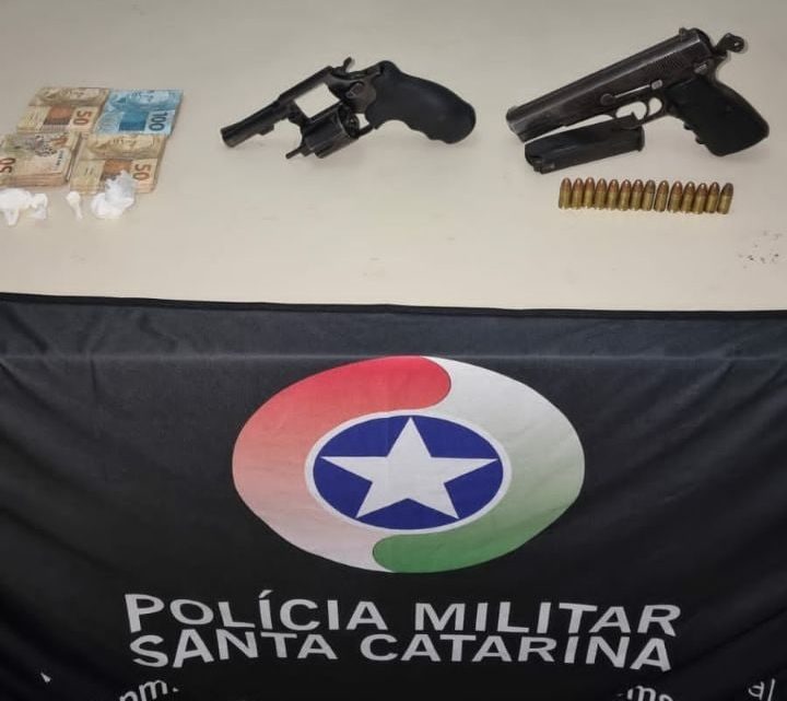 Homem com tornozeleira eletrônica é detido com armas e drogas no Presidente Médici