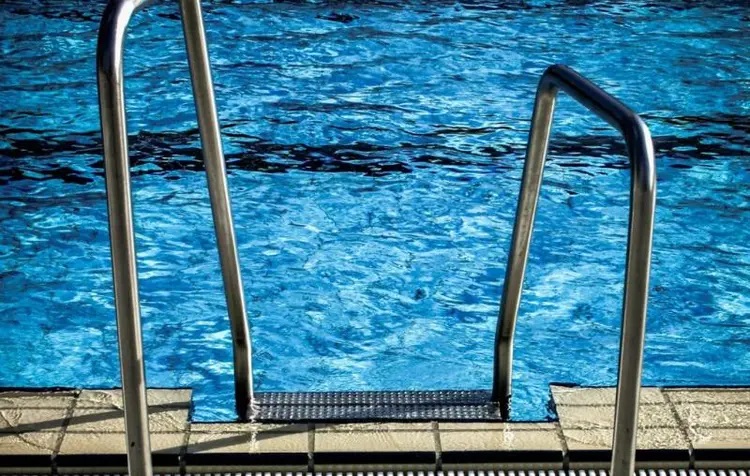 Criança de dois anos morre afogada na piscina de casa em SC