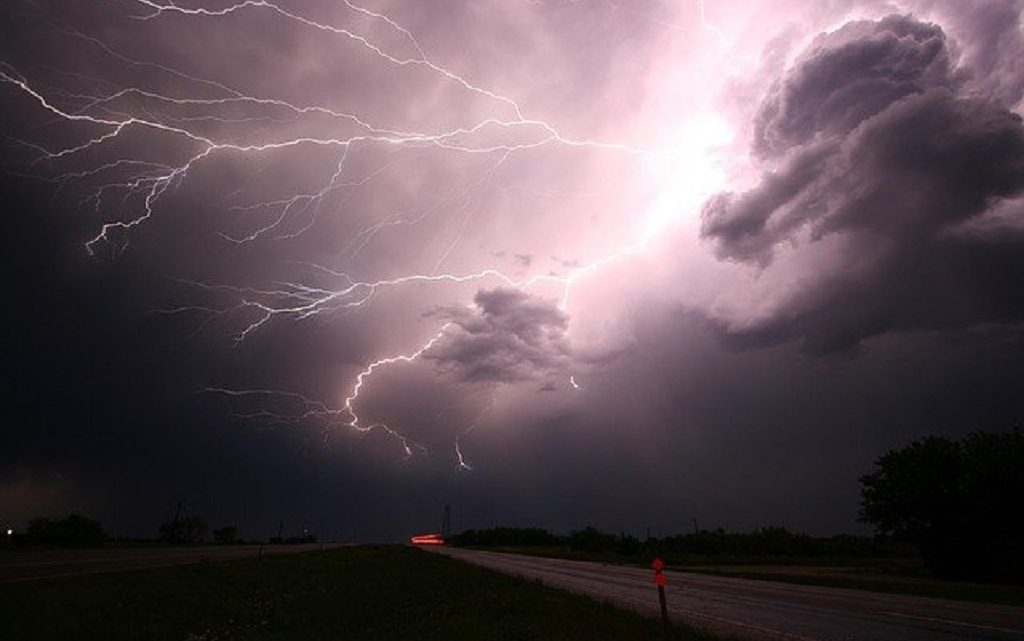 Alerta de tempo severo: frente fria traz chuva e ventos acima 100 km/h para SC