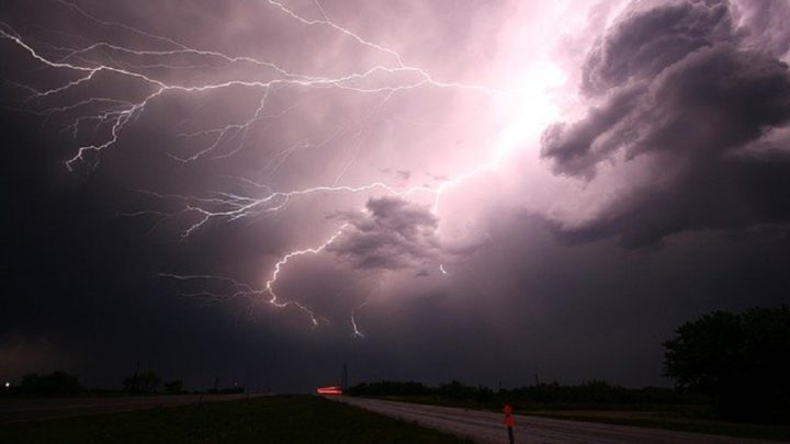 Alerta de tempo severo: frente fria traz chuva e ventos acima 100 km/h para SC