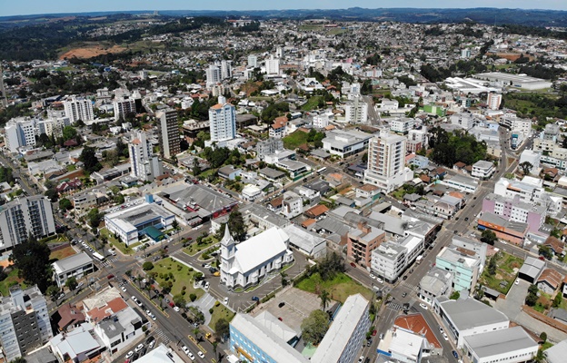 Escola do Meio-Oeste que acionou PM para revistar aluno, e não conselho tutelar, deverá indenizá-lo