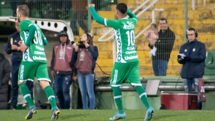 Dentro de casa, Chapecoense vence Brusque em duelo estadual pela Série B