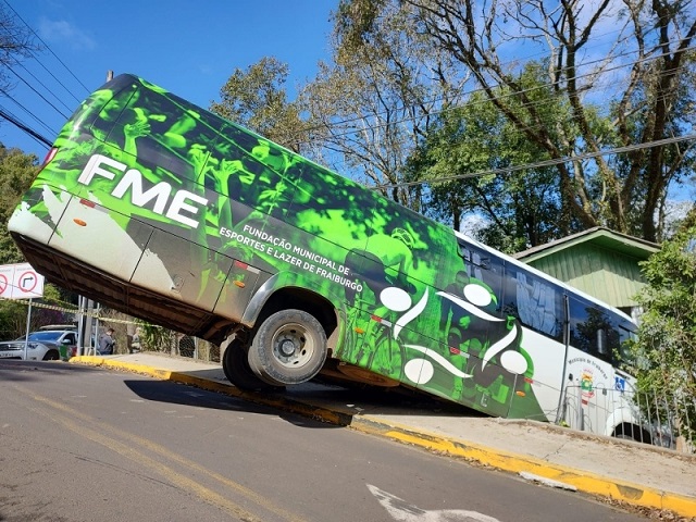 Ônibus atinge residência durante manobra em Joaçaba