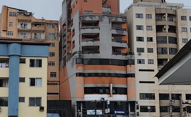 Vídeo: jovem de 20 anos é resgatada de incêndio em edifício no centro de Videira