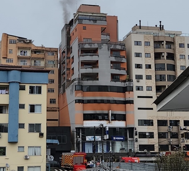 Vídeo: jovem de 20 anos é resgatada de incêndio em edifício no centro de Videira