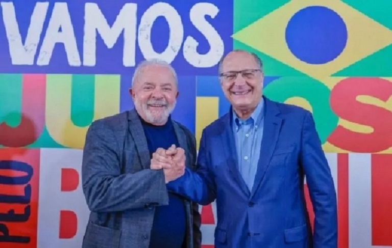 Equipe de Lula inclui amarelo, azul e verde em materiais de campanha para eleições