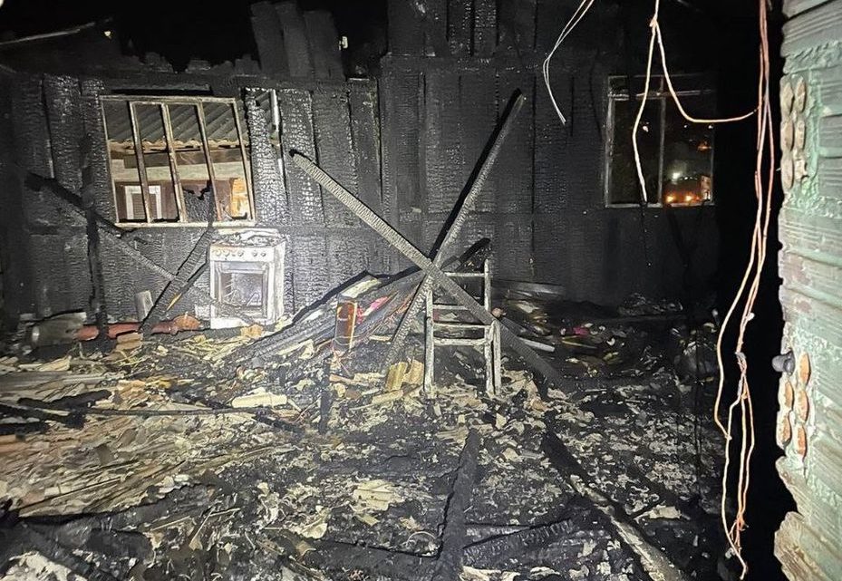 Homem joga gasolina e ateia fogo em residência com ex-companheira e filhos em Chapecó
