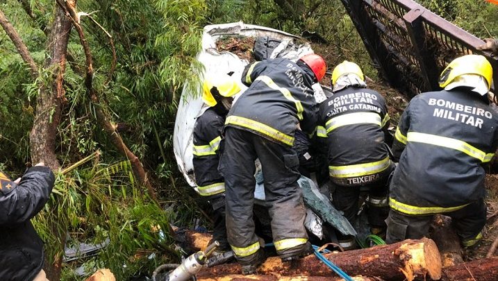 Imagens: caminhoneiro morre esmagado em SC