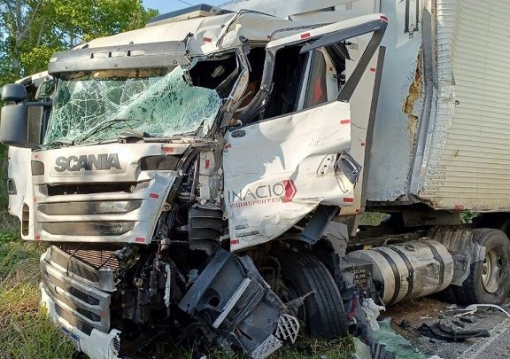 Acidente entre caminhões mata uma pessoa e deixa dois feridos na SC-283