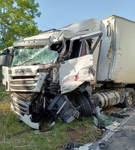 Acidente entre caminhões mata uma pessoa e deixa dois feridos na SC-283