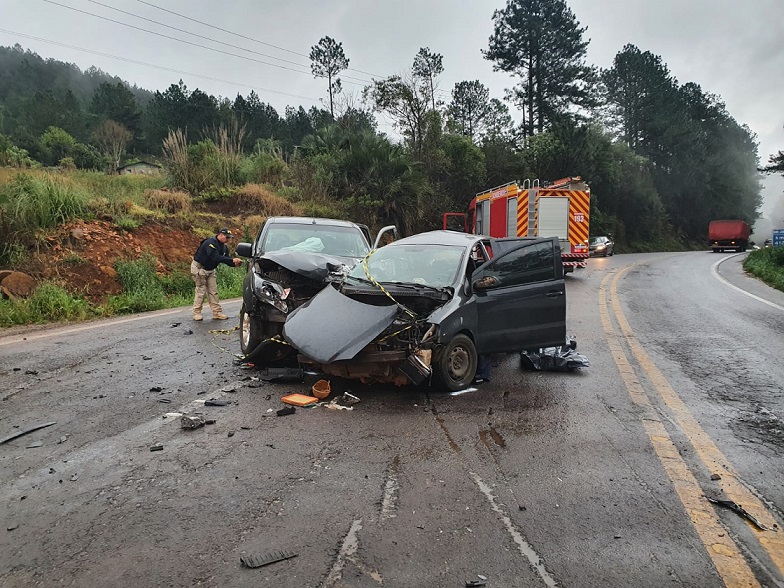 Acidente envolvendo oito pessoas deixa uma morta na BR-282