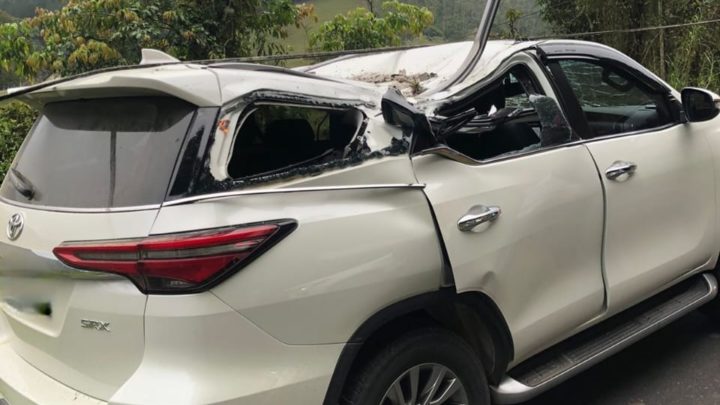 Carro é amassado por poste após acidente em SC; veja as fotos