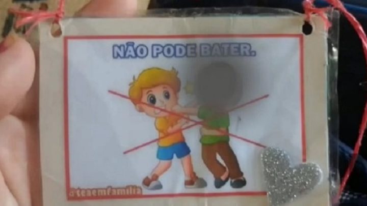 Crachá em pescoço de criança com autismo deixa mãe indignada em SC: “não pode bater”