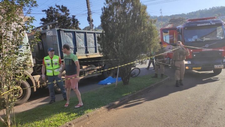 Menino morre atropelado por caminhão no Oeste de SC