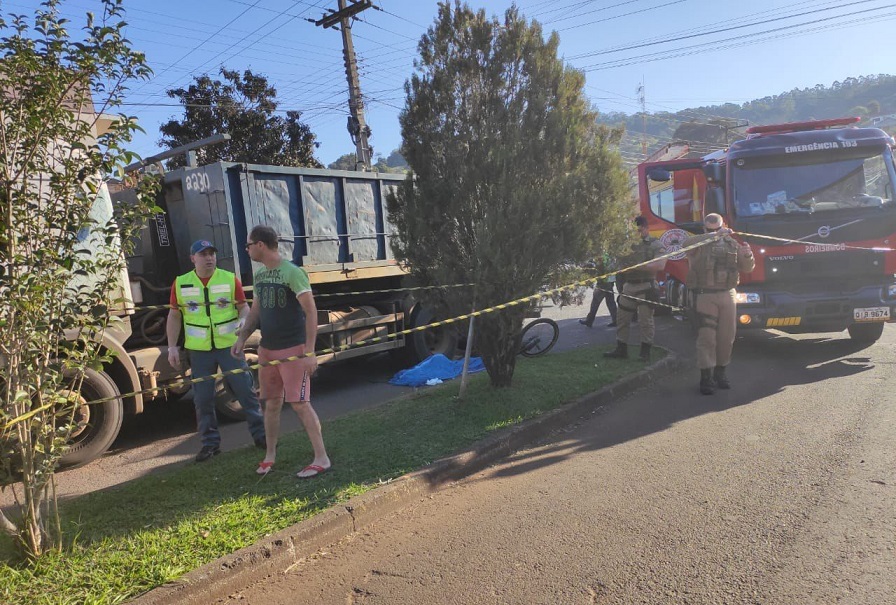 Menino morre atropelado por caminhão no Oeste de SC