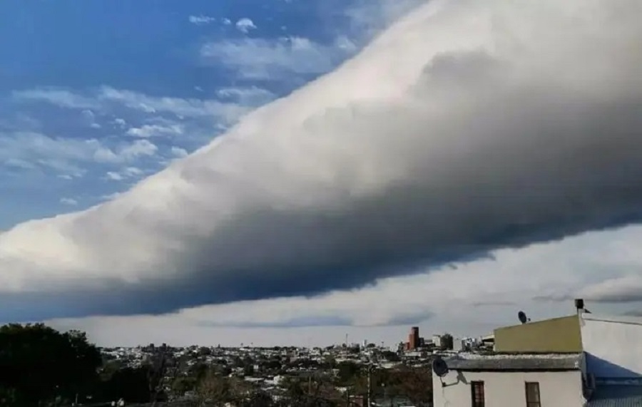 Grande nuvem rolo avança em direção a SC com chegada de frente fria